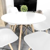 Conjunto Mesa y Sillas Nórdicas: Mesa Blanca (80x80x76 cm) + 4 Sillas Blancas con Patas de Madera Haya (46,5 x 48 x 82 cm)