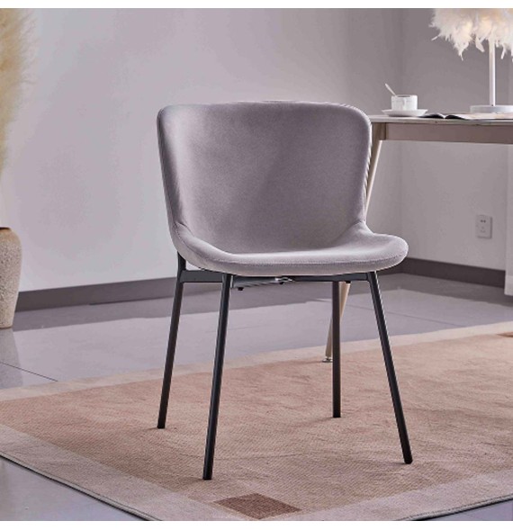 Juego de 4 Sillas con Estructura de Madera Tapizadas en Color Gris Claro y Patas Acabado Negro - Medidas 50x54x81 cm